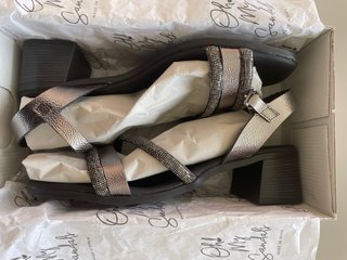 Sandalias Oh! Sandals negras y plateadas