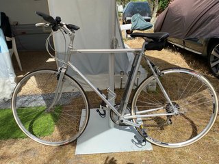 Bicicleta de carretera plateada