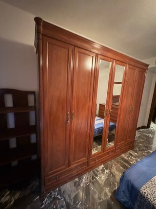 Armario grande de madera con espejos