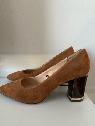 Zapatos de tacón ante marrón