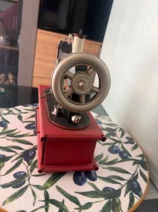 Máquina de coser retro decorativa con cajón.