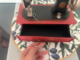 Máquina de coser retro decorativa con cajón.