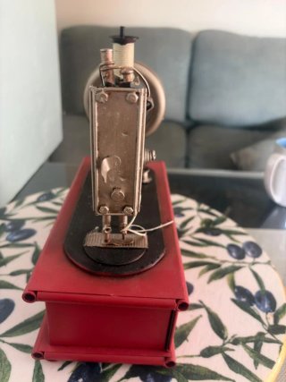Máquina de coser retro decorativa con cajón.