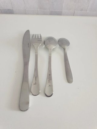 Set de 88 cubiertos de metal nuevos varios