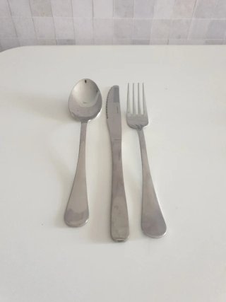 Set de 88 cubiertos de metal nuevos varios