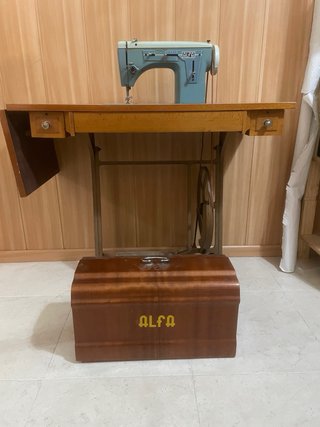 Máquina de coser Alfa antigua