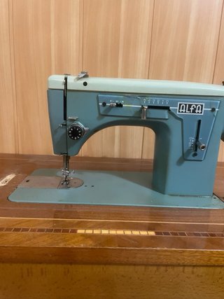 Máquina de coser Alfa antigua