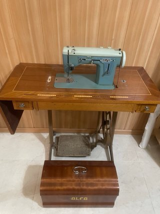 Máquina de coser Alfa antigua