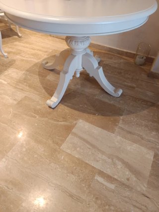Mesa de comedor blanca de madera