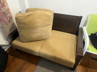 2 Sofás de 2 plazas beige y marrón.