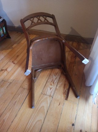 Silla de madera antigua