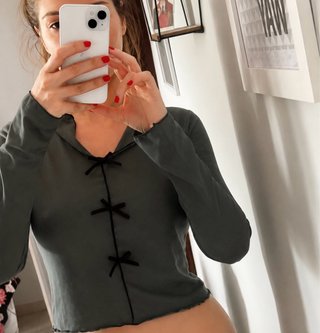 Blusa verde oliva con lazos negros
