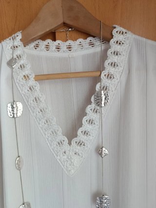 Blusa blanca con encaje