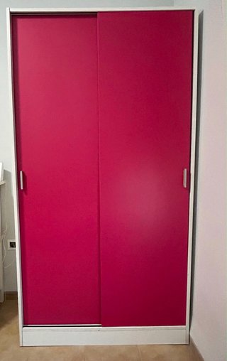 Armario puertas correderas rosa y blanco