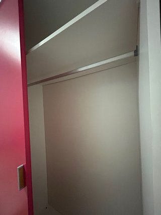 Armario puertas correderas rosa y blanco