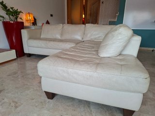 Sofá esquinero de piel beige