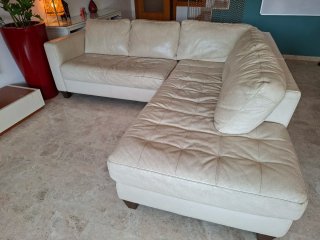 Sofá esquinero de piel beige