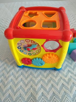 Cubo interactivo para bebé con música y luz