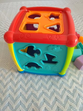 Cubo interactivo para bebé con música y luz