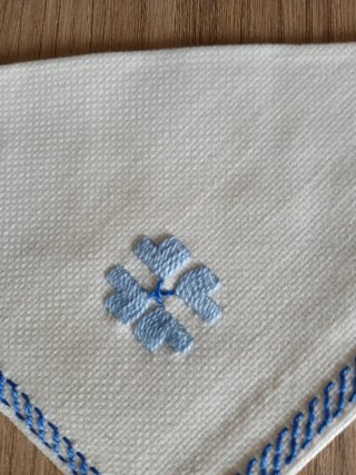 Mantel individual con 2 servilletas bordadas