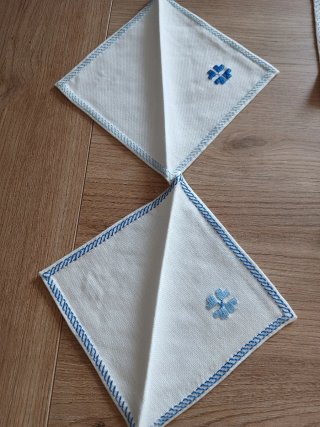 Mantel individual con 2 servilletas bordadas