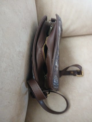 Bolso de mano marrón y multicolor