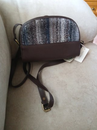 Bolso de mano marrón y multicolor