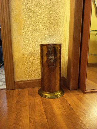 Paragüero de bronce con diseño