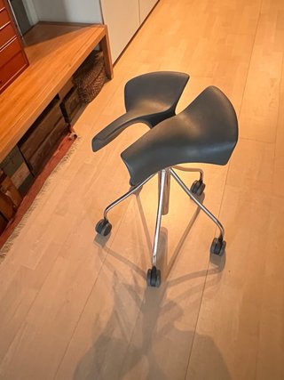 Taburete ergonómico con ruedas