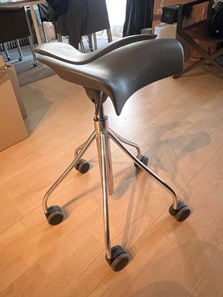 Taburete ergonómico con ruedas