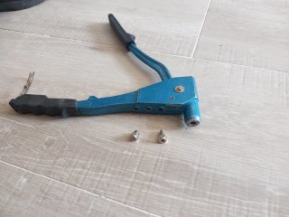 Remachadora manual azul
