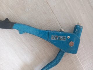Remachadora manual azul
