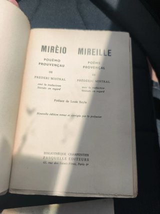 Libro antiguo del Premio Nobel de Literatura