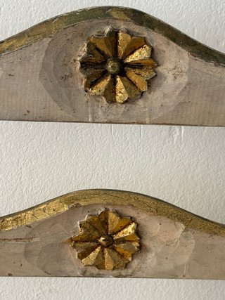 Silla antigua policromada dorada y blanca