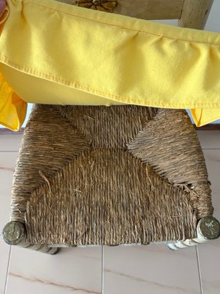 Silla antigua policromada dorada y blanca