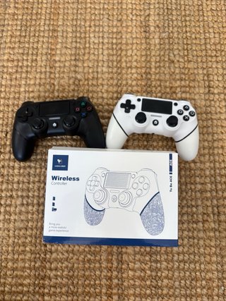Consola PS4 Negra + 2 Mandos (Negro y Blanco)