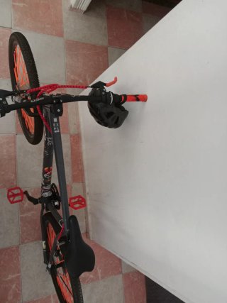 Bicicleta MTB con fallo en pedaleo y freno