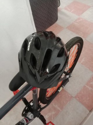 Bicicleta MTB con fallo en pedaleo y freno