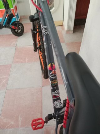 Bicicleta MTB con fallo en pedaleo y freno