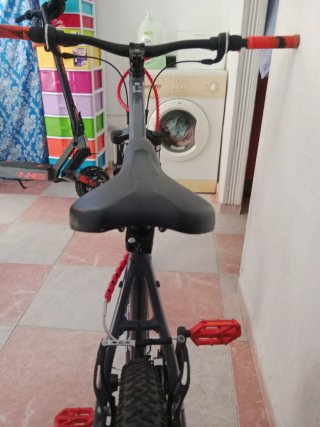 Bicicleta MTB con fallo en pedaleo y freno