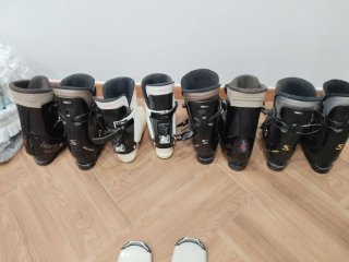 Set di sci e scarponi