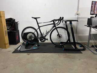 Bicicleta Giant TCR + Tacx Neo 2T Indoor