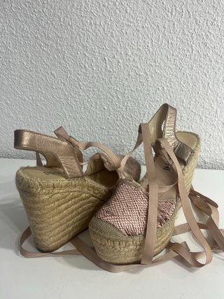 Sandalias de cuña con lentejuelas y lazos