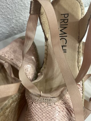 Sandalias de cuña con lentejuelas y lazos