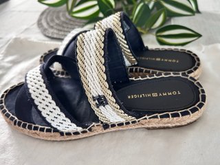 Sandalias Tommy Hilfiger Negras y Doradas