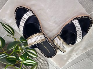 Sandalias Tommy Hilfiger Negras y Doradas