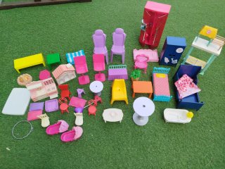 Lote Muebles y Accesorios Barbie y otras muñecas