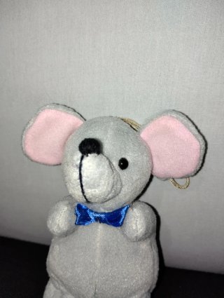 Piccolo peluche topolino grigio con papillon blu