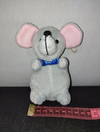 Piccolo peluche topolino grigio con papillon blu