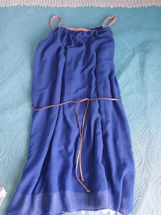 Vestido fluido, azulon con cinturón dorado.